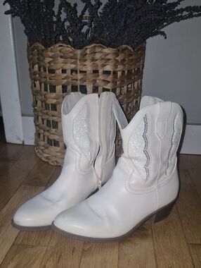 Madden NYC Girls 5 White Western Ankle Boots with Glitter Inset